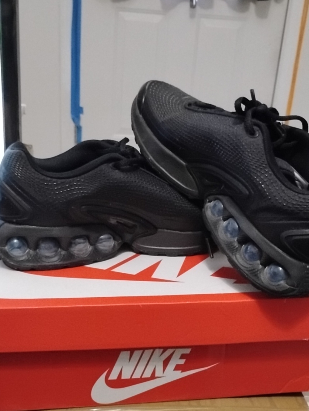Nike Men’s Black Low-Top Sneakers with Clear Air Pods